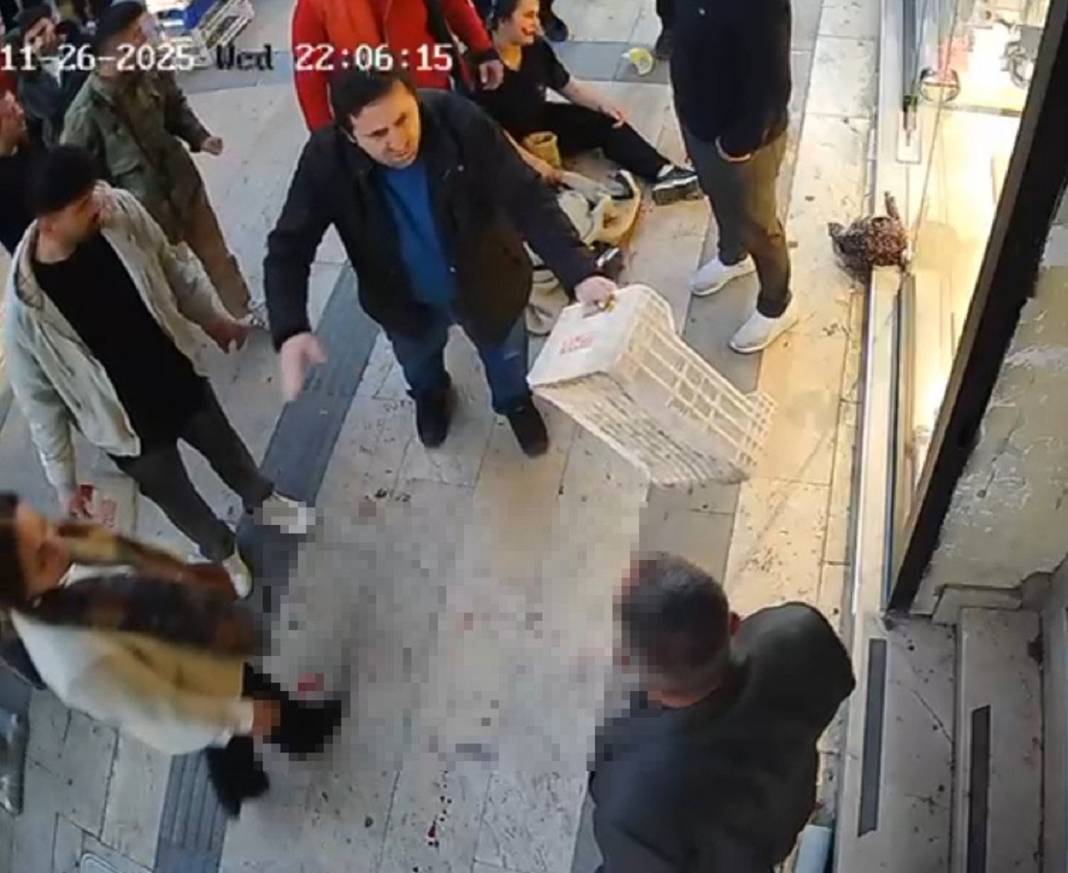 Sokak ortasında dehşeti yaşadılar! Boşanma aşamasındaki eşini defalarca bıçakladı! Esnaf meyve kasalarıyla kurtardı 2